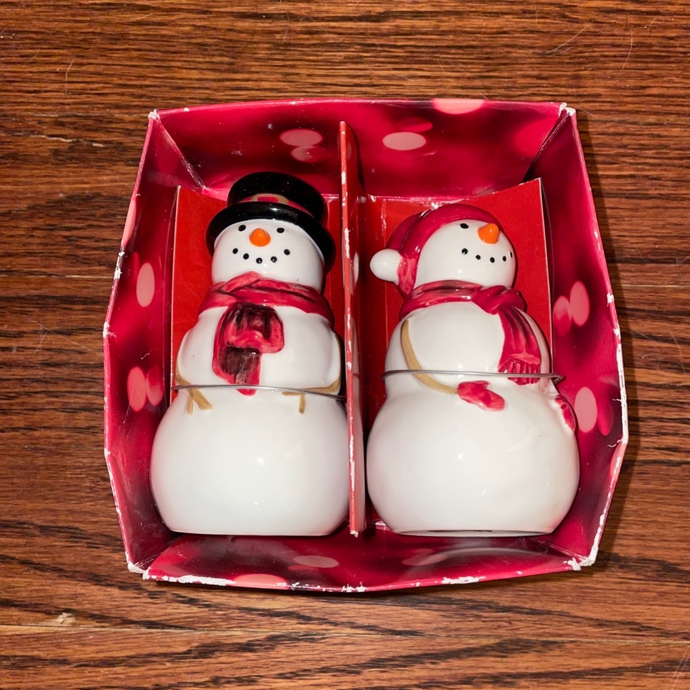 St Nicholas Square snowman salt and pepper shakers NEW